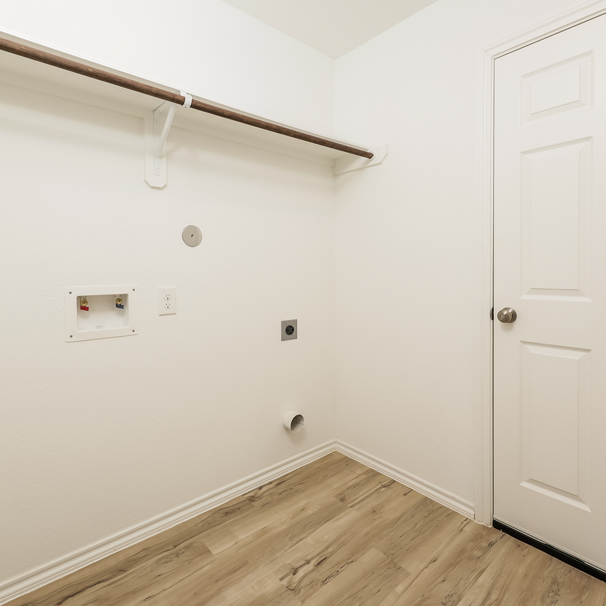 Washer & dryer hookups