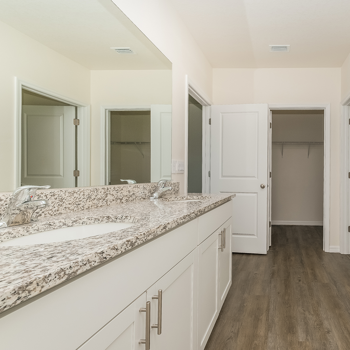 Grove Pointe_Image Carousel_Bathroom